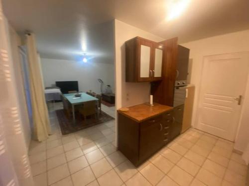 - une cuisine avec un comptoir et une table dans une pièce dans l'établissement Au Clos Célestin - Beau T4 - Terrasse - Jardin, à Annemasse