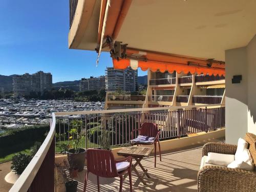 d'un balcon avec des chaises et une table offrant une vue sur le port. dans l'établissement Appartement Marina, à Mandelieu-la-Napoule