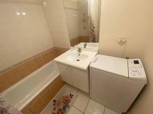 Et badeværelse på Au Clos Célestin - Beau T4 - 86 m2 - Terrasse 35 m2 - Jardin 68 m2