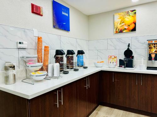 Kuchyň nebo kuchyňský kout v ubytování Comfort Inn & Suites Houston I-10 West Energy Corridor
