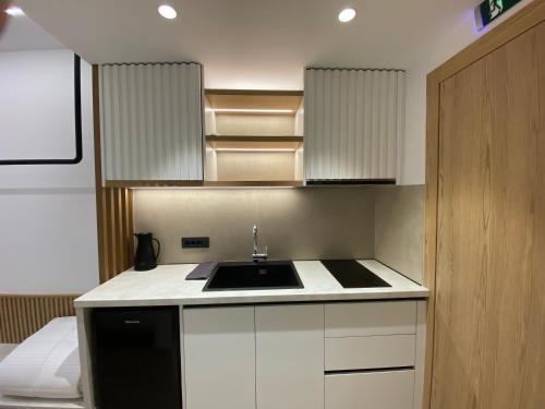 Η κουζίνα ή μικρή κουζίνα στο Tramonto Maisonettes & Suites