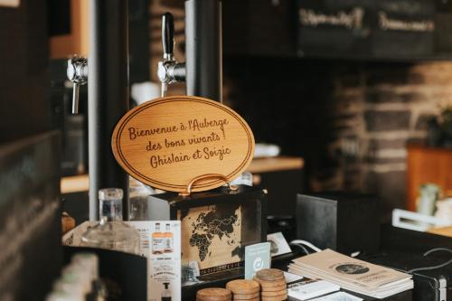 Un signe qui dit qu'un anniversaire a lieu la semaine dernière pour vous célébrer dans l'établissement Auberge Val sans retour, à Tréhorenteuc