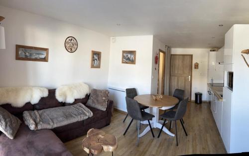 un salon avec un canapé et une table dans l'établissement Les Carroz d'Araches, aux Carroz d'Arâches