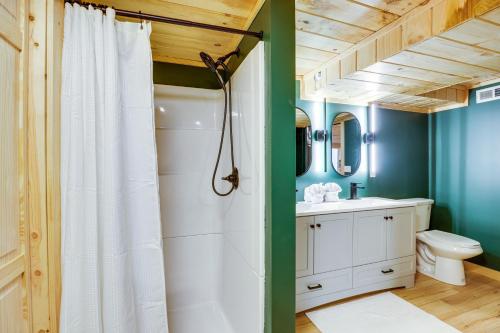 La salle de bains est pourvue de toilettes, d'un lavabo et d'une douche. dans l'établissement Secluded Naples Cabin with Deck and Stream Views, à Naples