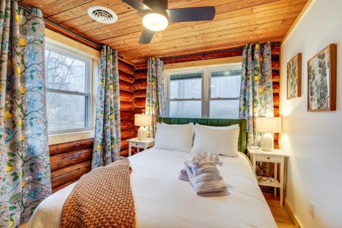 מיטה או מיטות בחדר ב-Secluded Naples Cabin with Deck and Stream Views
