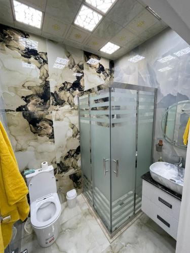 un bagno con doccia, WC e lavandino di DomuVista a Baku