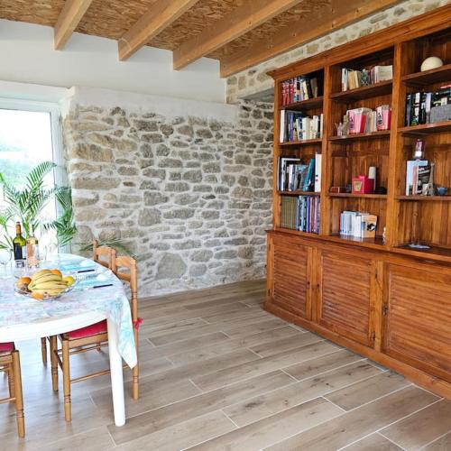 - une salle à manger avec une table et des bananes dans l'établissement Maison lumineuse entre mer et campagne 6 personnes, à Plouguerneau