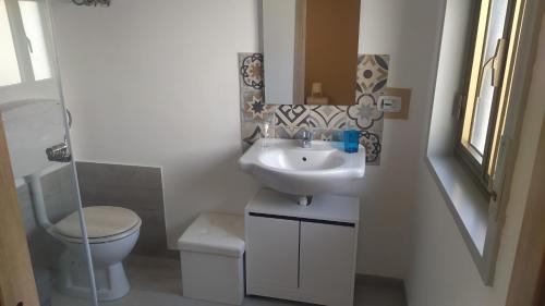 Baño pequeño con lavabo y aseo en Lino's house, en Adrano