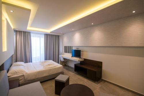 Una televisión o centro de entretenimiento en Aegean Infinity Deluxe