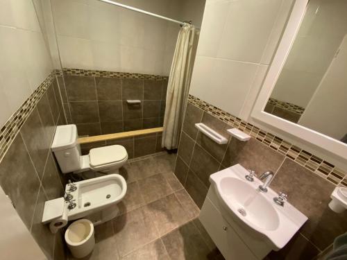 La salle de bains est pourvue de toilettes et d'un lavabo. dans l'établissement Casa del lago, à Termas de Río Hondo