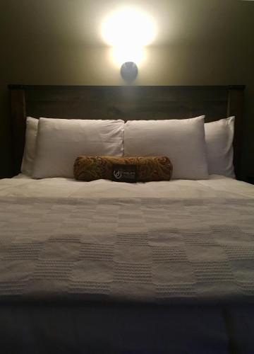 Ένα ή περισσότερα κρεβάτια σε δωμάτιο στο The Stables Inn & Suites