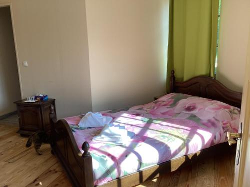 1 dormitorio con 1 cama y suelo de madera en Auberge au pont de Villettes, en Lierneux
