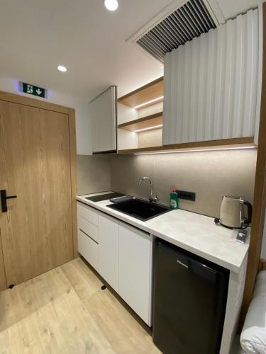 Η κουζίνα ή μικρή κουζίνα στο Tramonto Maisonettes & Suites
