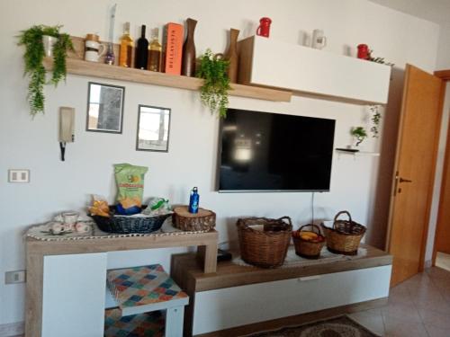 een woonkamer met een tv en een tafel bij Domo Ilde in Oristano