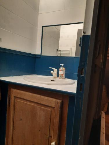 une salle de bain avec un lavabo et un miroir dans l'établissement Le Paradis Bleu, à Carry-le-Rouet