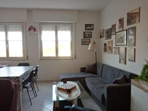een woonkamer met een bank en een tafel bij Domo Ilde in Oristano