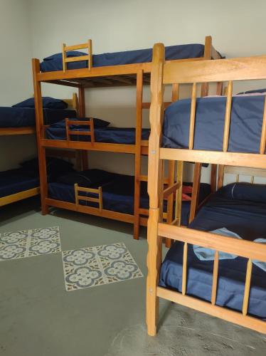 eine Gruppe Etagenbetten in einem Zimmer in der Unterkunft Nosso Canto in Cambuí