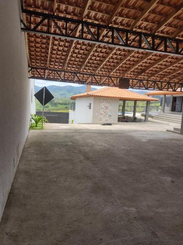 ein Gebäude mit einem Pavillon und einem Gebäude mit einem Dach in der Unterkunft Nosso Canto in Cambuí