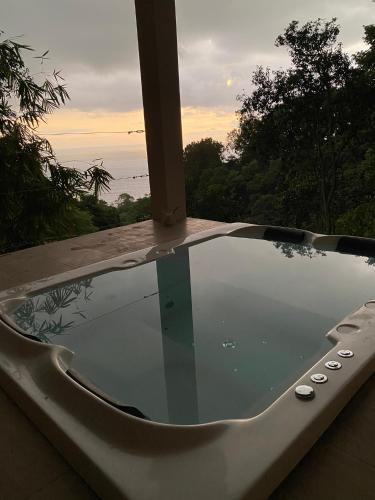 a jacuzzi tub with a view of the ocean at Veranera in Uvita