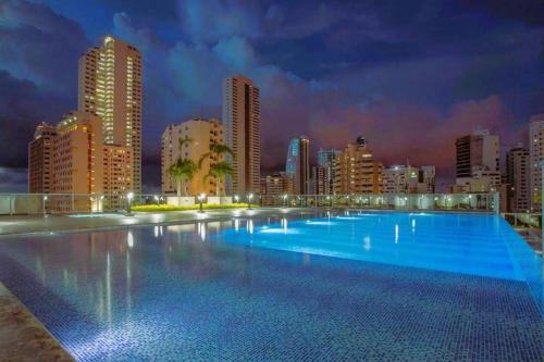 カルタヘナ・デ・インディアスにある19TH FLOOR LUXURY APARTMENT BAY VIEW CARTAGENAの市街のスカイラインを背景にした大型スイミングプール