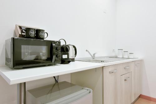 a microwave sitting on a counter in a kitchen at LHE Les Trois Merveilles in Cesena