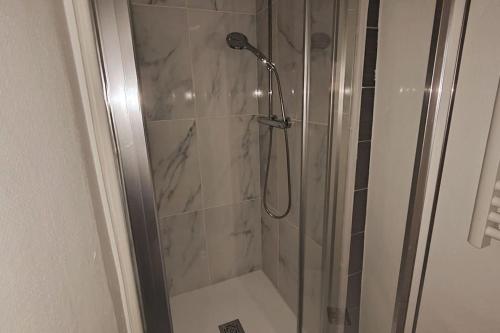 cabina de ducha con puerta de cristal y ducha en Terracotta Studio en Orléans