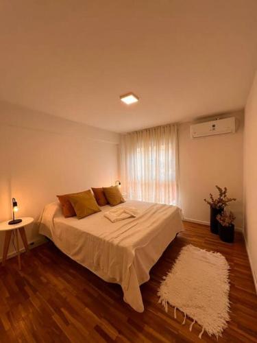 1 dormitorio con 1 cama grande con alfombra en erental.arg departamento centro en Córdoba
