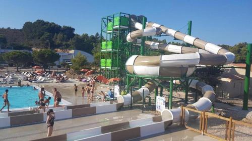 - un parc aquatique avec des personnes jouant dans l'eau dans l'établissement Mobil-home L50, à Narbonne