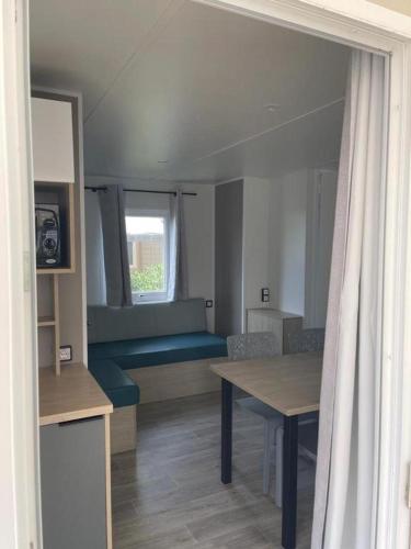 un salon avec un canapé et une table dans l'établissement Mobil-home L50, à Narbonne