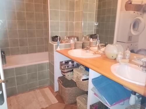 een badkamer met 2 wastafels en een douche bij La campagne au bord de la mer, chambre chez l'habitant in Champeaux