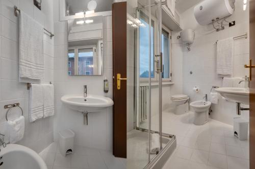 ein weißes Bad mit einem Waschbecken und einem WC in der Unterkunft Easy Stay Terni in Terni