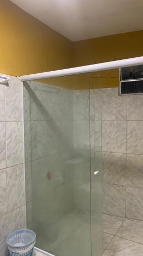 um chuveiro com uma porta de vidro na casa de banho em Casa praia Serrambi em Porto de Galinhas