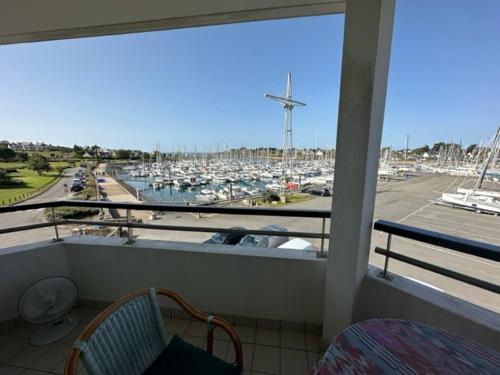 un balcon avec vue sur une marina avec des bateaux dans l'établissement Ref 121 - Bel appartement moderne avec vue mer et port Crouesty pour quatre personnes, à Arzon