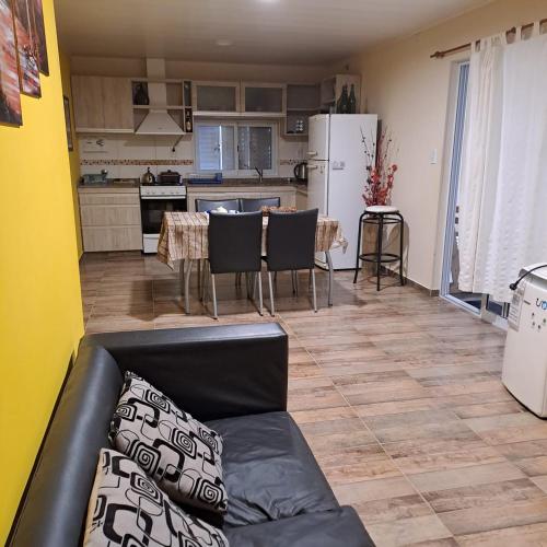 sala de estar con sofá y cocina en LOS MELLIS en Villa Elisa