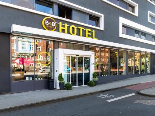 un magasin devant un hôtel dans une rue dans l'établissement B&B Hotel Hamburg-Altona, à Hambourg