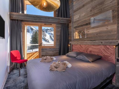 a bedroom with a bed with two towels on it at Chalet Haut de Gamme à Avoriaz - 11 Pers, Ski-in/Ski-out, Sauna, Terrasses Panoramiques, Service Premium - FR-1-314-114 in Morzine