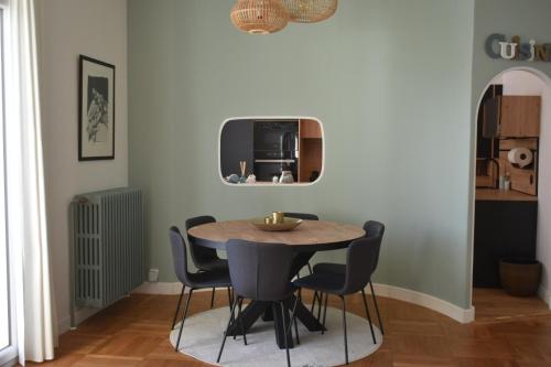 蒙佩利爾的住宿－Appartement Montpellier (proche du centre)，一间带桌椅的用餐室