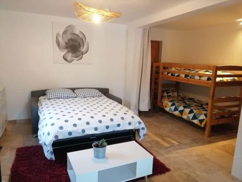 Postel nebo postele na pokoji v ubytování Joli studio calme et moderne