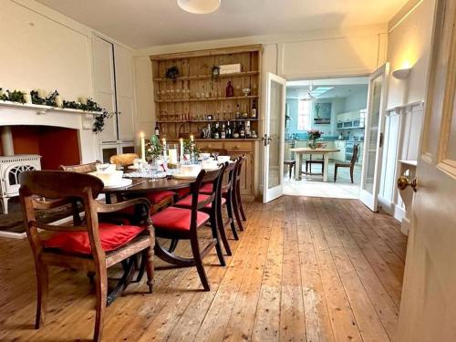 uma cozinha e sala de jantar com mesa e cadeiras em Large Georgian house in heart of Exeter em Exeter