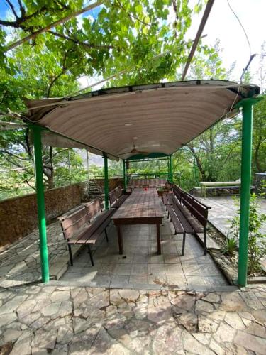 a group of benches under a pavilion in a park at Rent Hause in Vedi