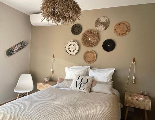 - une chambre dotée d'un lit avec des plaques murales dans l'établissement Un paradis avec piscine au cœur du village, à Cassis