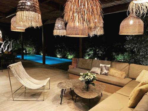 - un salon avec un canapé, des chaises et des lustres dans l'établissement Un paradis avec piscine au cœur du village, à Cassis