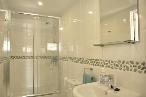 Ένα μπάνιο στο Bamari Villa