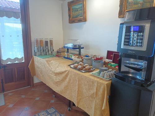 Ein Tisch mit Essen darauf neben einem Verkaufsautomaten in der Unterkunft Agriturismo le Campanelle - Sicilia - Cefalù in Lascari