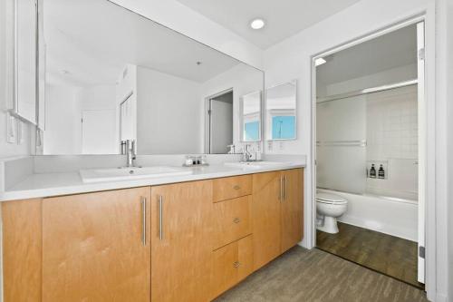 洛杉磯的住宿－Blue Wave 2BD 2BA Stunning Marina View，白色的浴室设有2个盥洗盆和1个卫生间。
