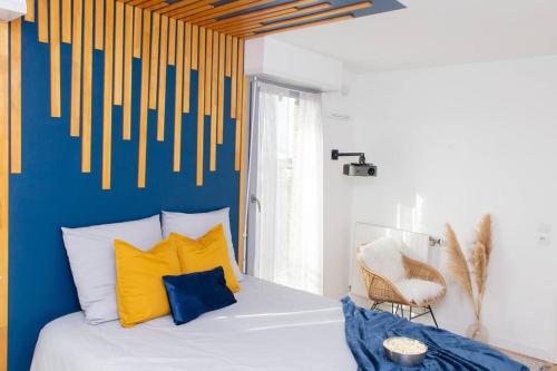 een slaapkamer met een bed met gele en blauwe muren bij Perle d'Évasion - Cinéma privée - 15 minutes Paris in Athis-Mons