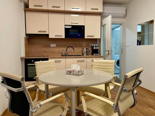 eine Küche und ein Esszimmer mit einem Tisch und Stühlen in der Unterkunft Apartmán Astra in Sezimovo Ústí