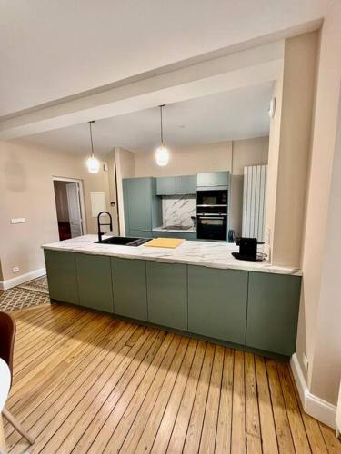 - une cuisine avec une grande île dans une chambre dans l'établissement Maison Meulière avec jardin, à Épernay