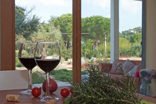 dos copas de vino en una mesa en una sala de estar en Castellabate House, en Santa Maria di Castellabate