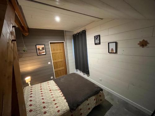 mały pokój z łóżkiem w domu w obiekcie LE CHALET w mieście Gavarnie